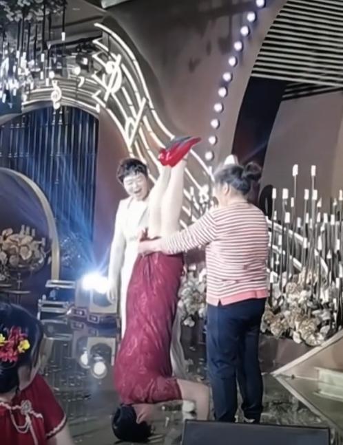 上婆婆穿旗袍玩倒立新娘表情一言难尽pg电子娱乐平台史上最牛喜婆婆婚礼(图3)