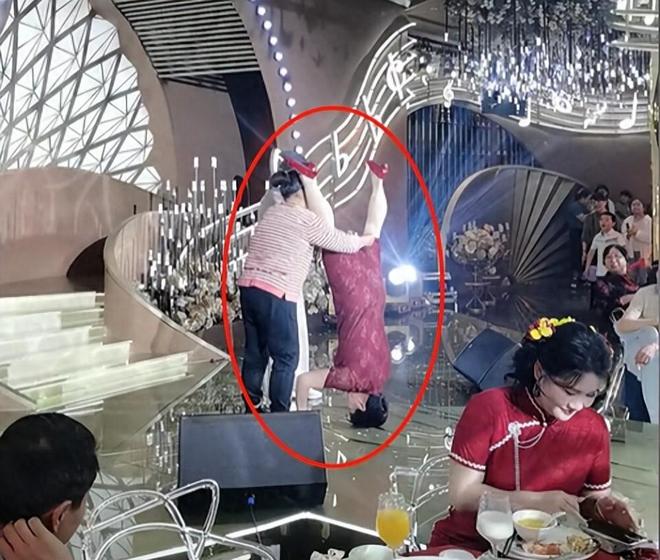 上婆婆穿旗袍玩倒立新娘表情一言难尽pg电