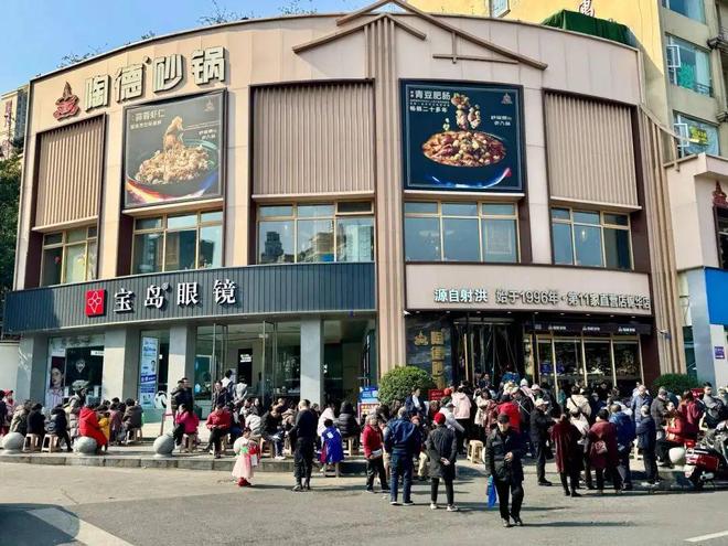 他们能年销500万+接待超800万人？pg电子模拟器试玩都说餐厅生意差为何